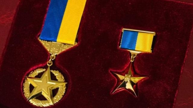 Президент України посмертно нагородив бійця з Нікополя, якого опізнали за синьо-жовтим браслетом на руці - рис. 2