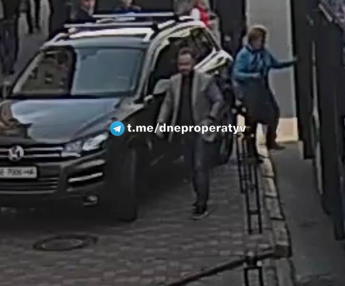 В Днепре мужчина припарковал автомобиль на остановке городского транспорта (Видео) - рис. 1
