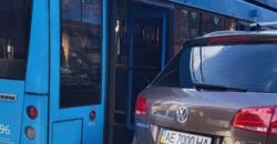 В Днепре мужчина припарковал автомобиль на остановке городского транспорта (Видео) - рис. 3