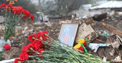 В Днепре возле места гибели семьи от вражеской ракеты кладут цветы и игрушки (Фото) - рис. 2