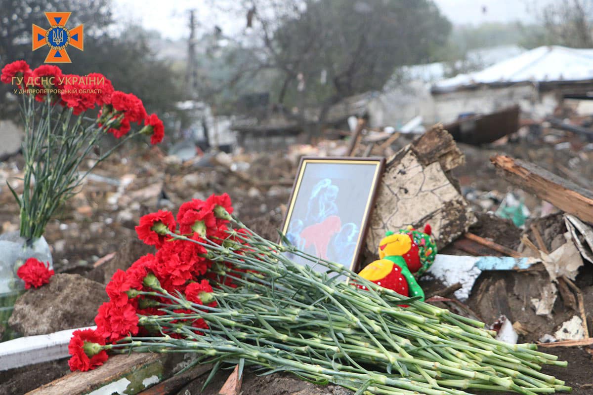 В Днепре возле места гибели семьи от вражеской ракеты кладут цветы и игрушки (Фото) - рис. 2