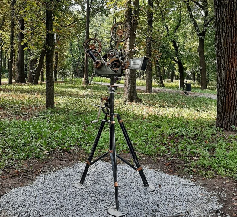 В Гагарин-парке Днепра установили скульптуру в виде ретро-камеры - рис. 2