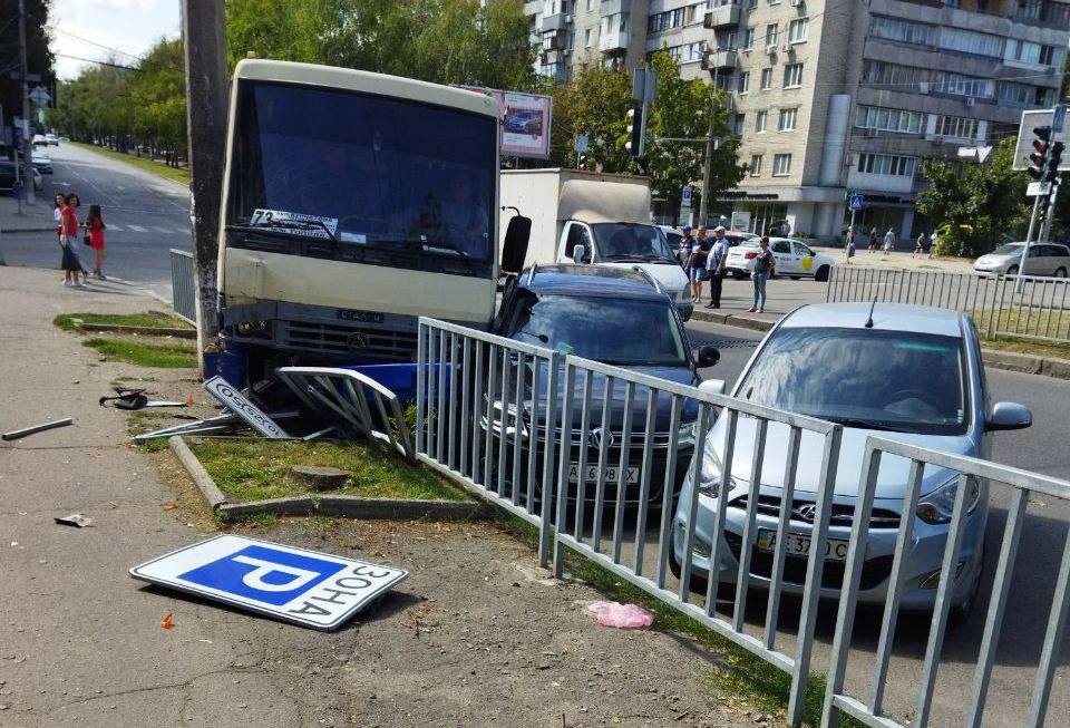 У Дніпрі на проспекті Поля маршрутка протаранила огорожу - рис. 2