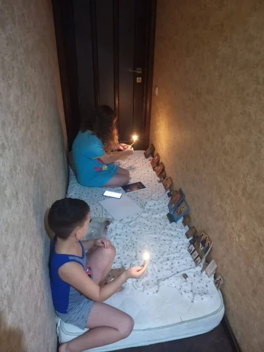 Маленькие днепряне молились в коридоре во время очередного террористического акта рф (Фото) - рис. 1