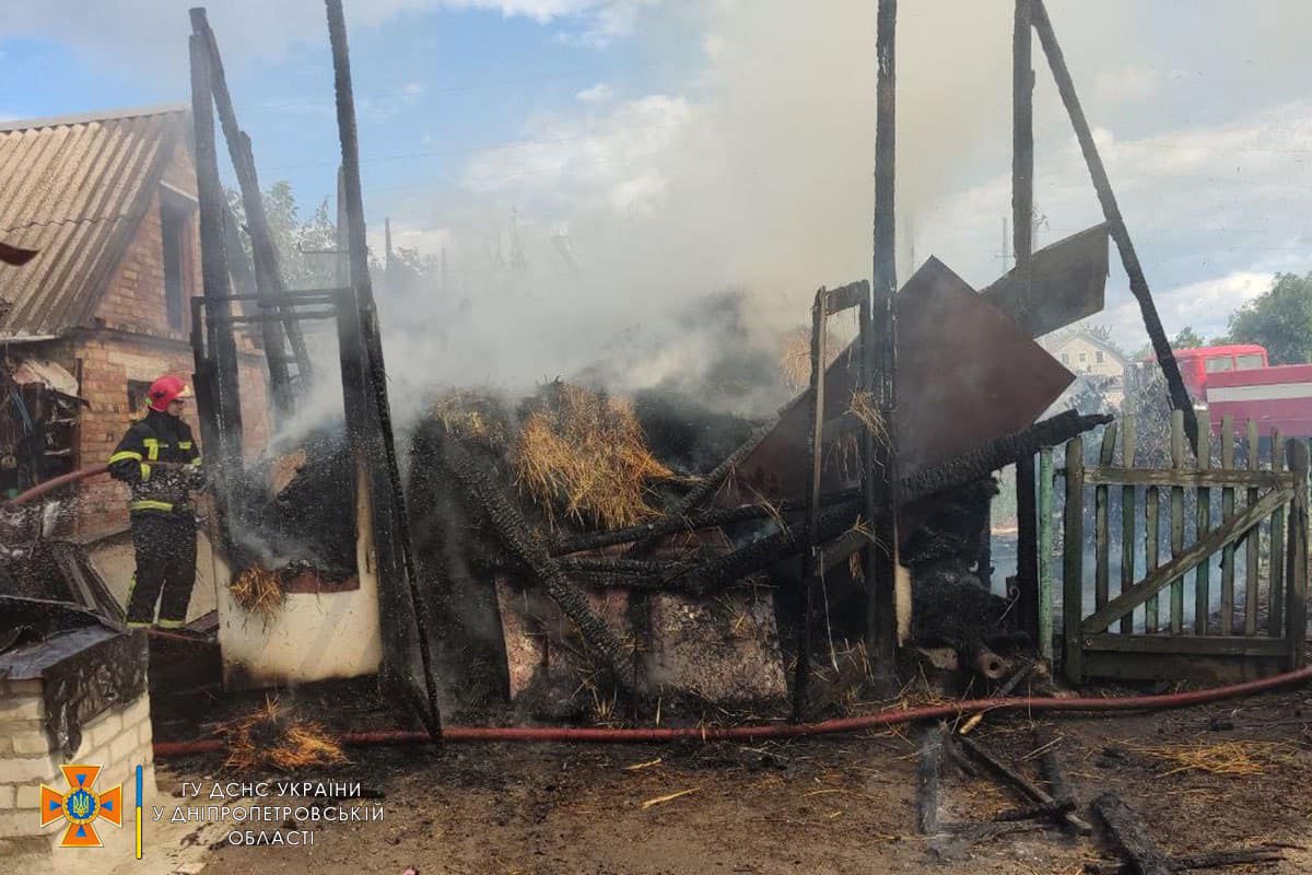 У Дніпропетровській області згоріла будівля із сіном (Фото) - рис. 3