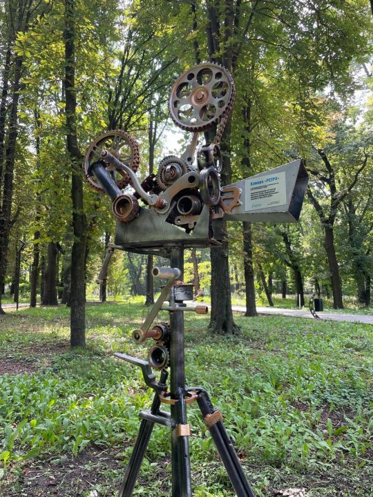 В Гагарин-парке Днепра установили скульптуру в виде ретро-камеры - рис. 3