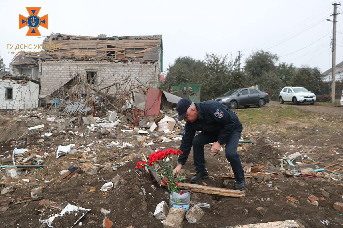 В Днепре возле места гибели семьи от вражеской ракеты кладут цветы и игрушки (Фото) - рис. 3