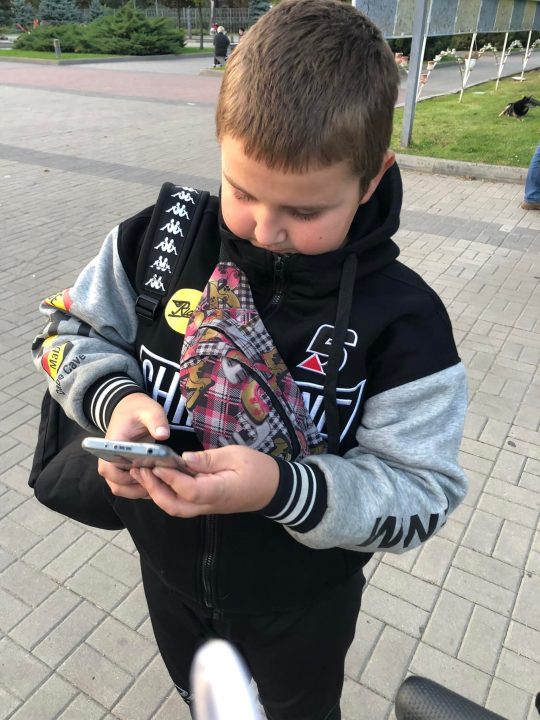 Сюрприз для мамы: в Днепре 12-летний мальчик моет фары, чтобы заработать денег - рис. 1