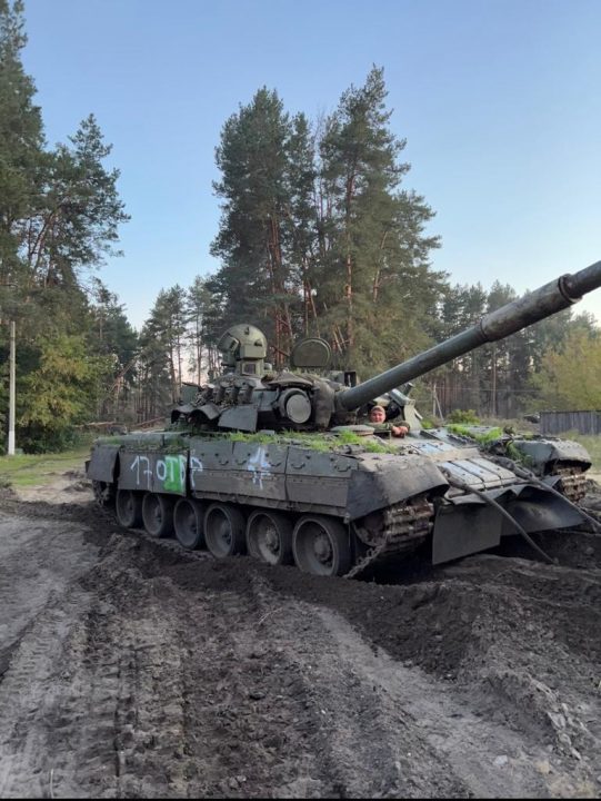 Криворізькі танкісти на сході України затрофеїли Т-80 російських окупантів - рис. 1