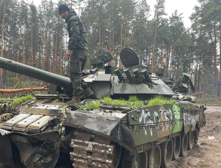Криворізькі танкісти на сході України затрофеїли Т-80 російських окупантів - рис. 3