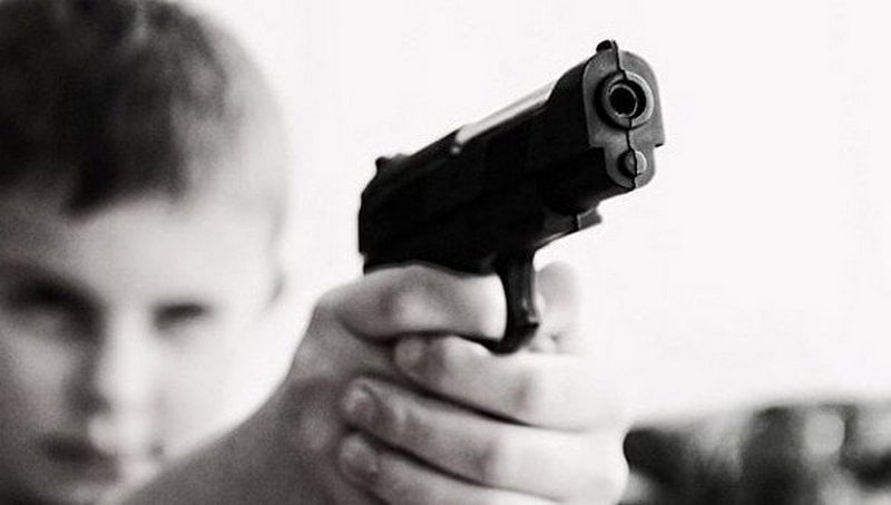 В Днепропетровской области 4-летний мальчик выстрелил в брата: пострадавшего забрали в больницу - рис. 1