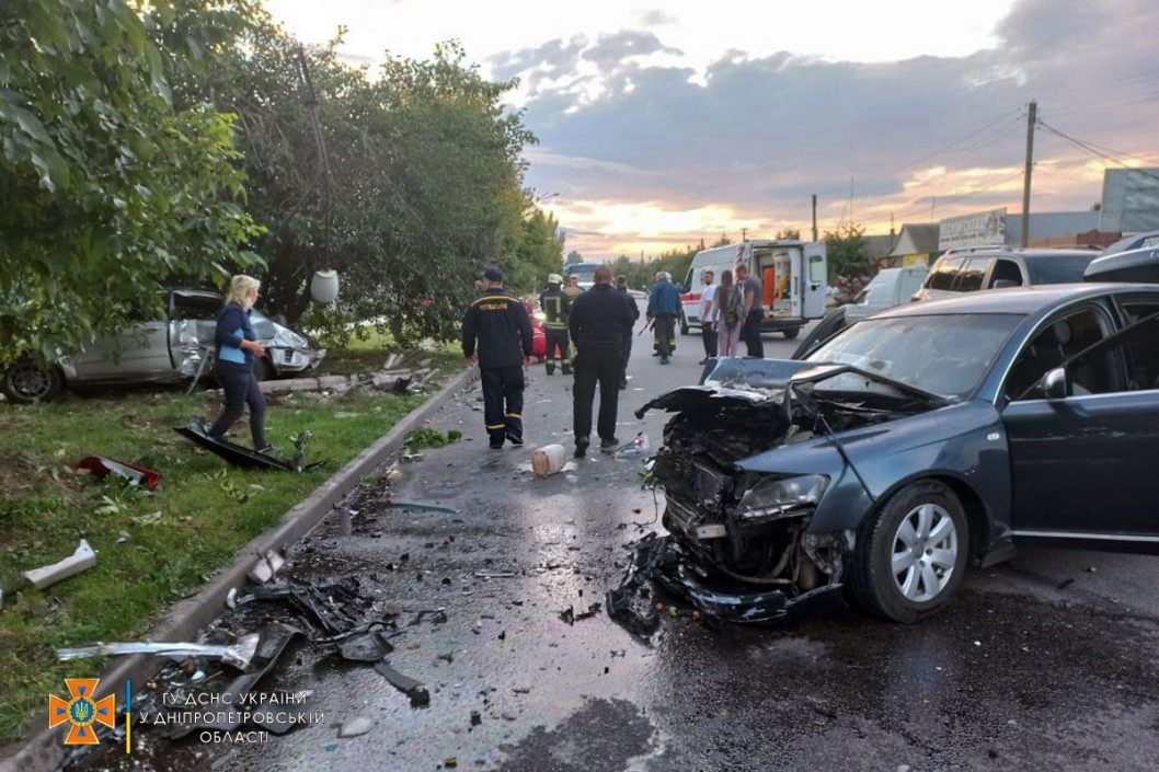 Трое пострадавших: на Днепропетровщине произошла авария - рис. 2