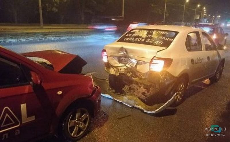 Провалений іспит: у Дніпрі учень автошколи врізався в таксі - рис. 1