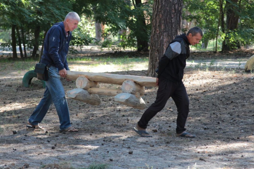 У Сосновому сквері на ж/м Придніпровськ у Дніпрі з'явилися лави з дерев - рис. 2