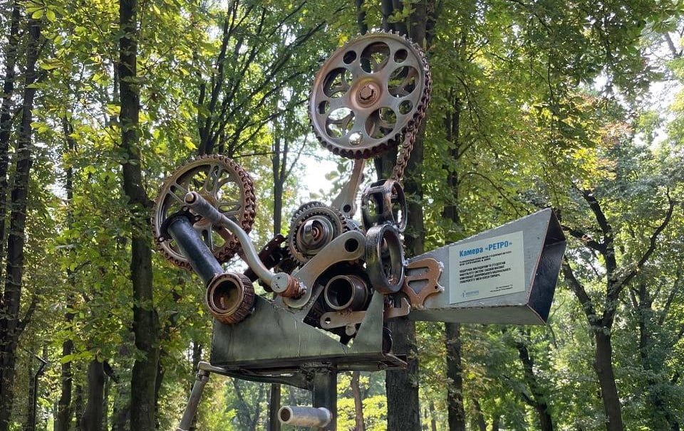 У Гагарін-парку Дніпра встановили скульптуру у вигляді ретро-камери - рис. 4