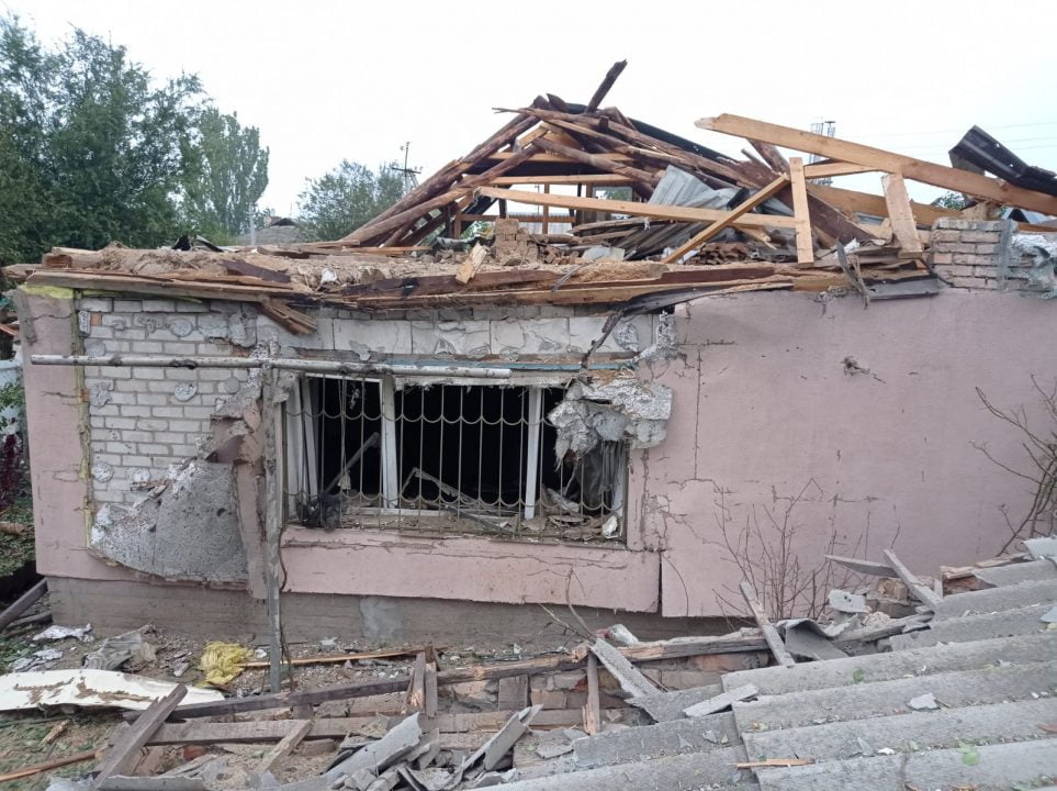 Полиция документирует последствия ночных обстрелов Никопольского района российскими оккупантами - рис. 1