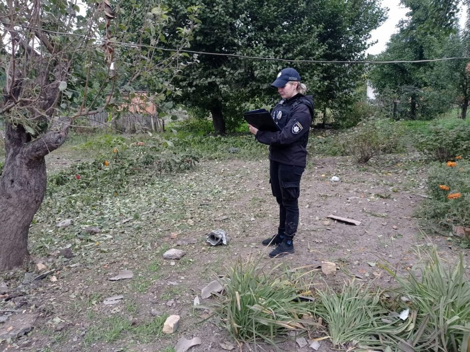 Полиция документирует последствия ночных обстрелов Никопольского района российскими оккупантами - рис. 6