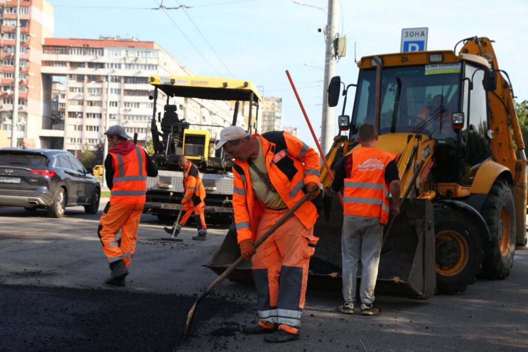 После полугодовой паузы в Днепре начали ремонтировать дороги: почему работы не выполняли раньше - рис. 1