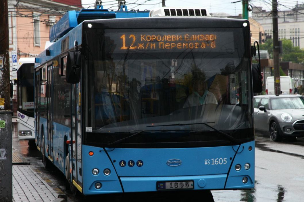В Днепре меняют маршрутоуказатели общественного транспорта: с чем это связано - рис. 3