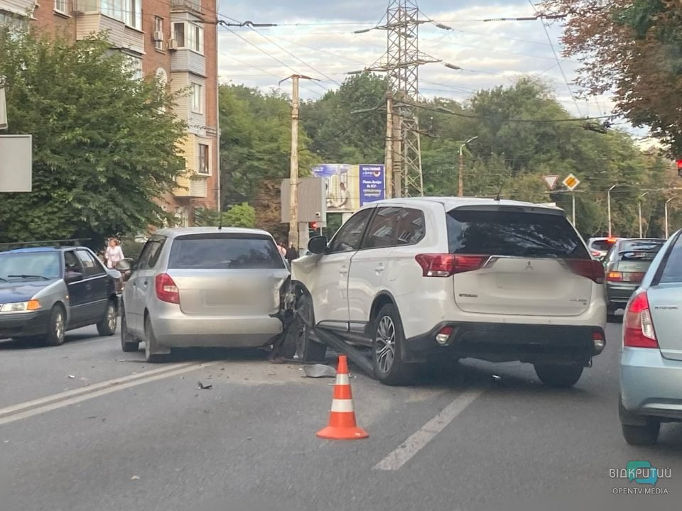 У Дніпрі на вулиці Титова сталася аварія (Фото) - рис. 1