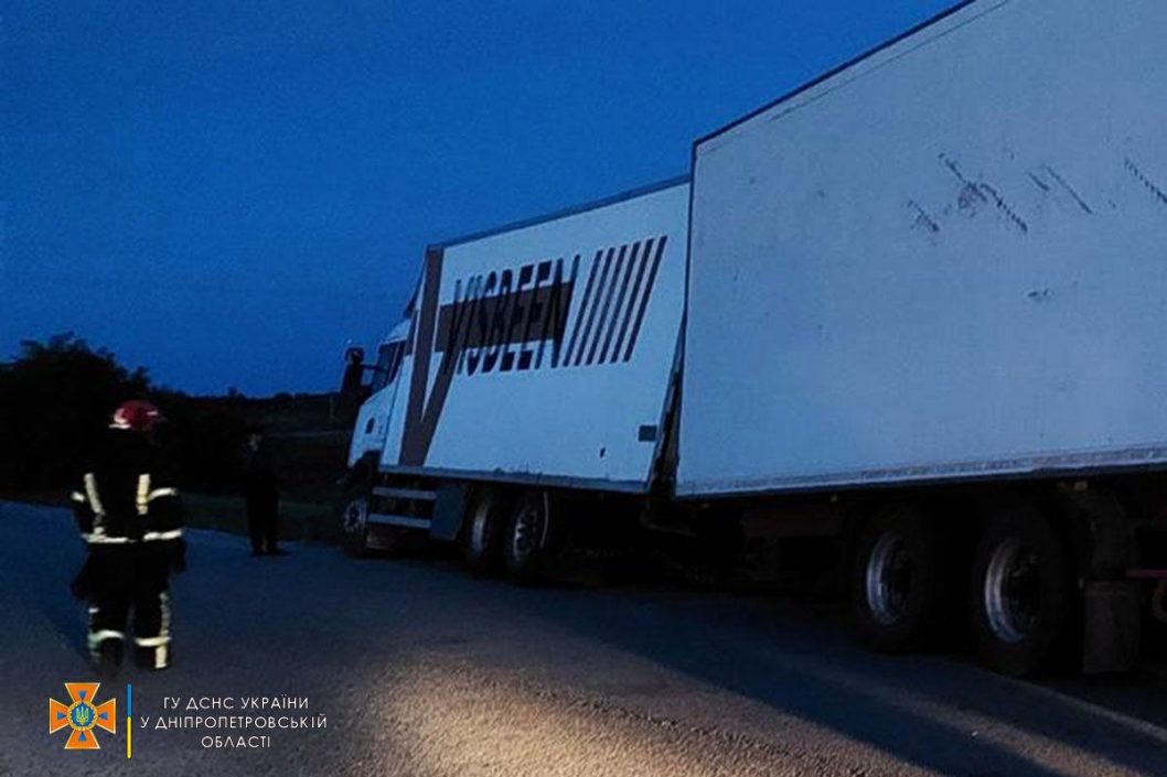Попал в ловушку: в Днепропетровской области чрезвычайники помогли вытащить застрявший грузовик - рис. 3