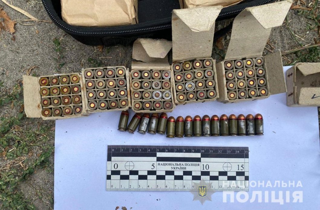 В Павлограде полицейские задержали мужчину, незаконно сбывавшего оружие и боеприпасы - рис. 2