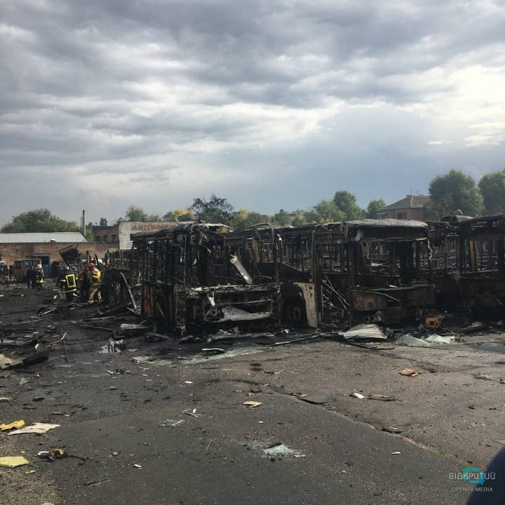В днепровском АТП, попавшем под ракетный удар, уничтожено большинство автобусов(Фото) - рис. 1