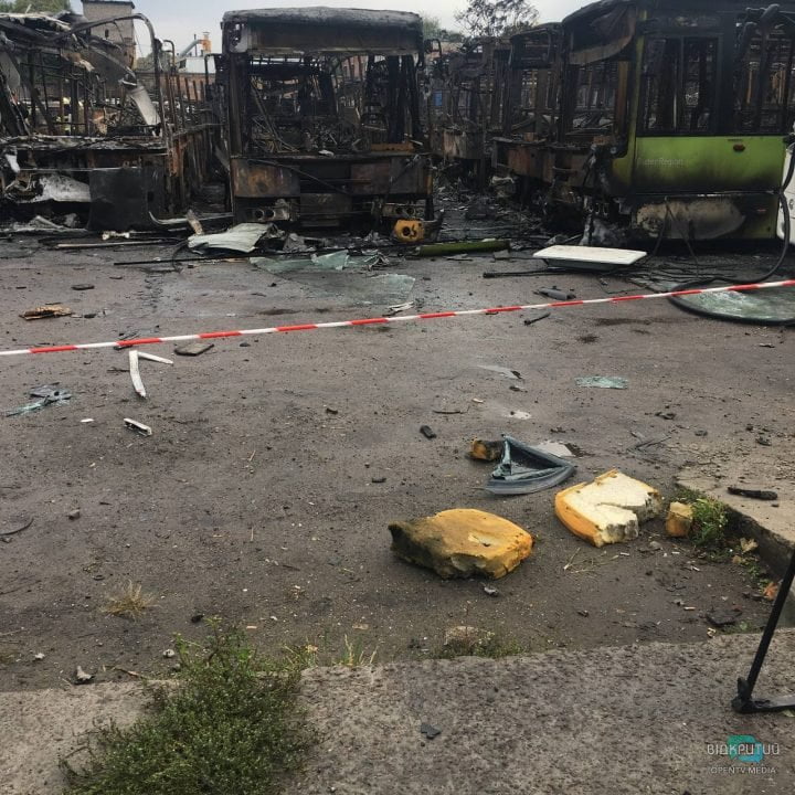 В днепровском АТП, попавшем под ракетный удар, уничтожено большинство автобусов(Фото) - рис. 7