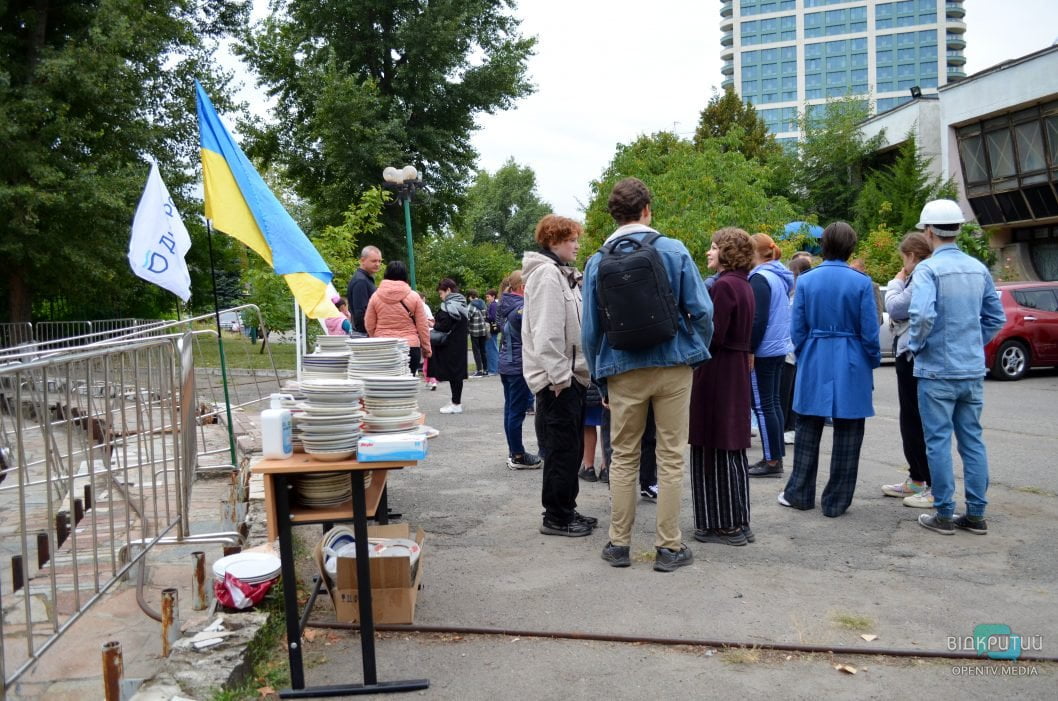 В Днепре на День города провели традиционную акцию «Тарелка счастья» (Фото) - рис. 3