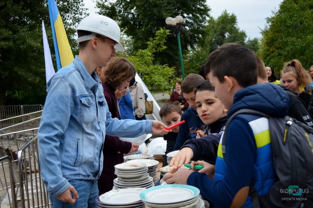 В Днепре на День города провели традиционную акцию «Тарелка счастья» (Фото) - рис. 9
