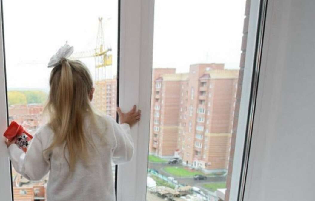 Стан важкий: у Дніпрі 6-річна дівчинка випала з вікна другого поверху - рис. 1