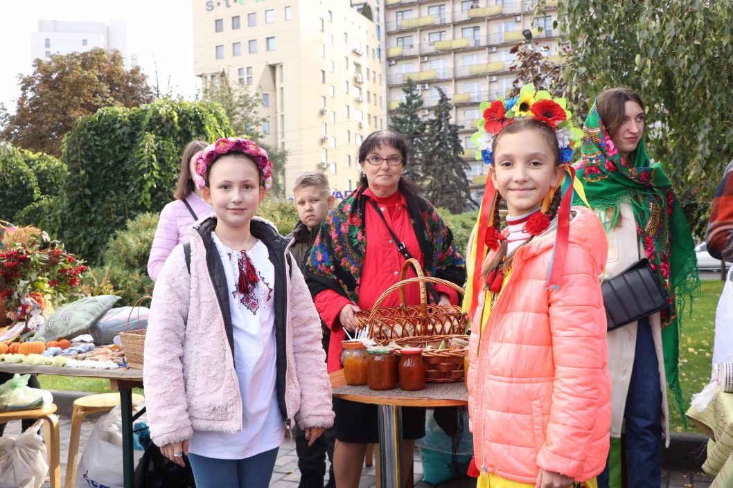 Продают вкусности и сувениры: в Днепре дети собирают средства для помощи ВСУ - рис. 5