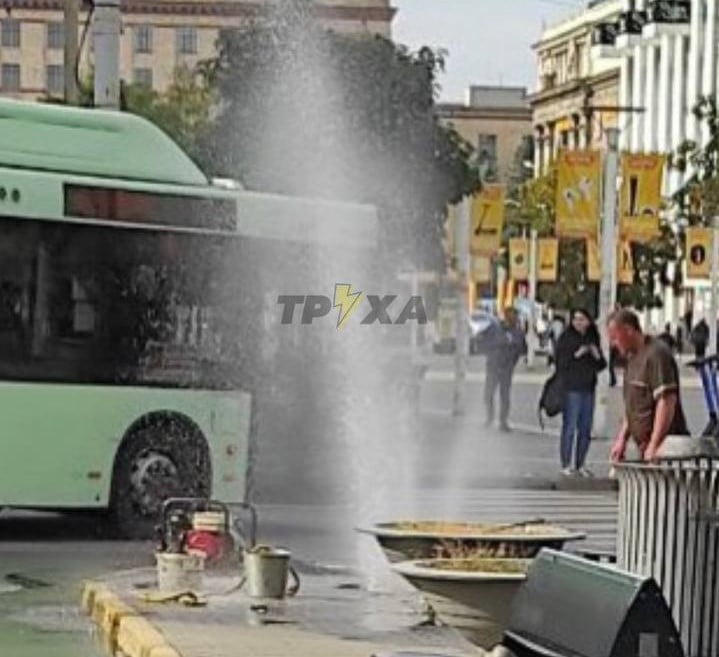 У центрі Дніпра відкрився незапланований фонтан (Відео) - рис. 1