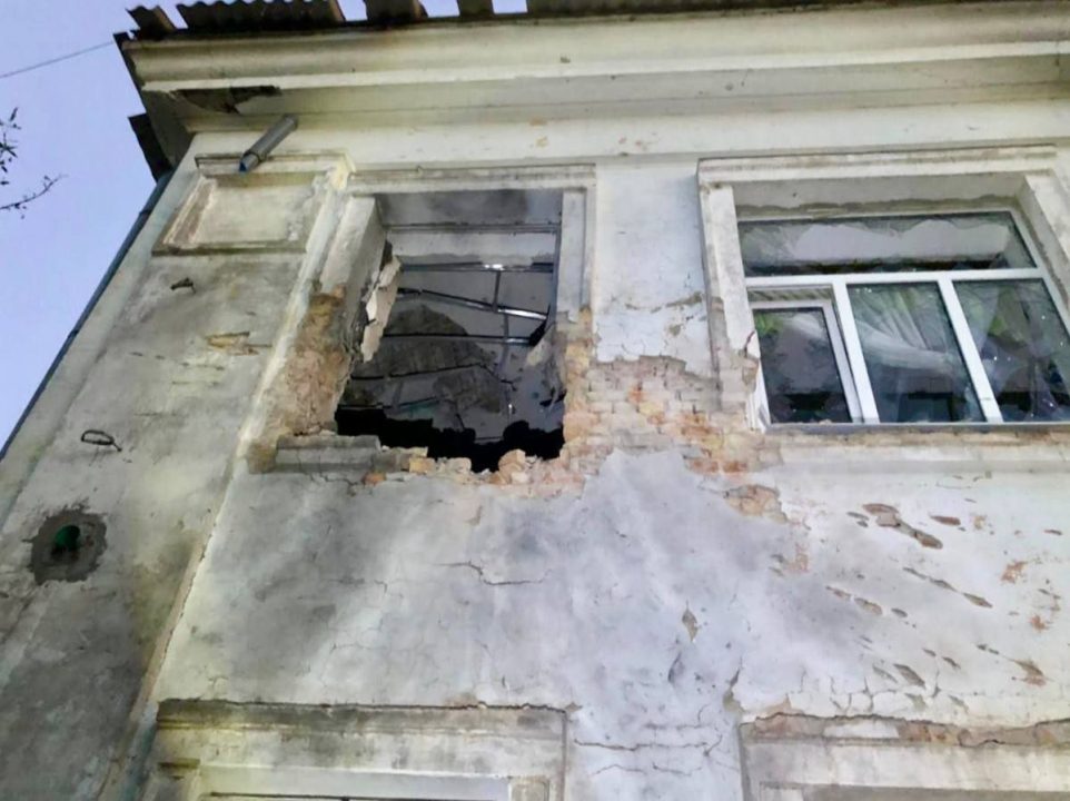 Ворог обстріляв території Нікопольського району: пошкоджені будинки та обірвані ЛЕП - рис. 2