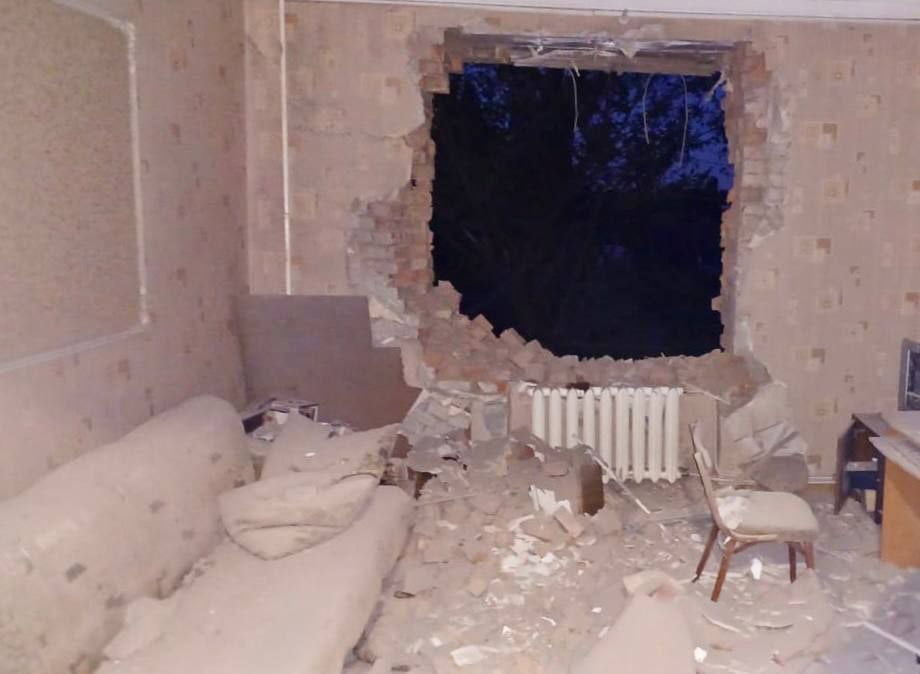 Ворог обстріляв території Нікопольського району: пошкоджені будинки та обірвані ЛЕП - рис. 1