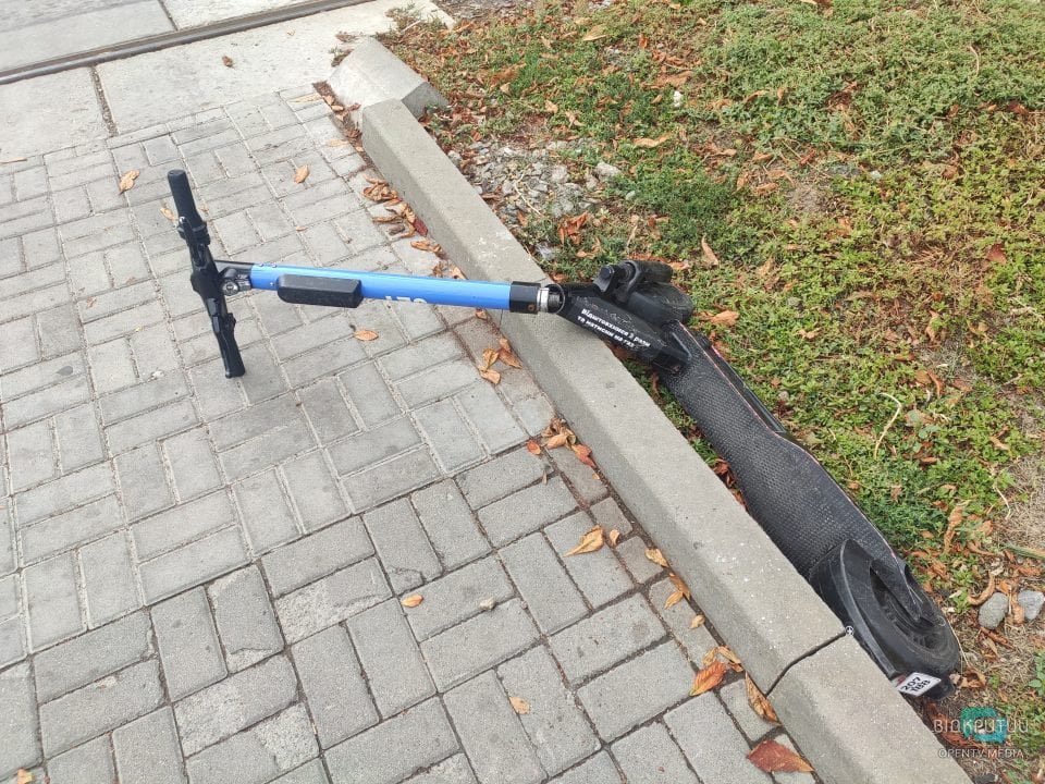 У центрі Дніпра хулігани зламали шерінговий електросамокат (Фото) - рис. 1