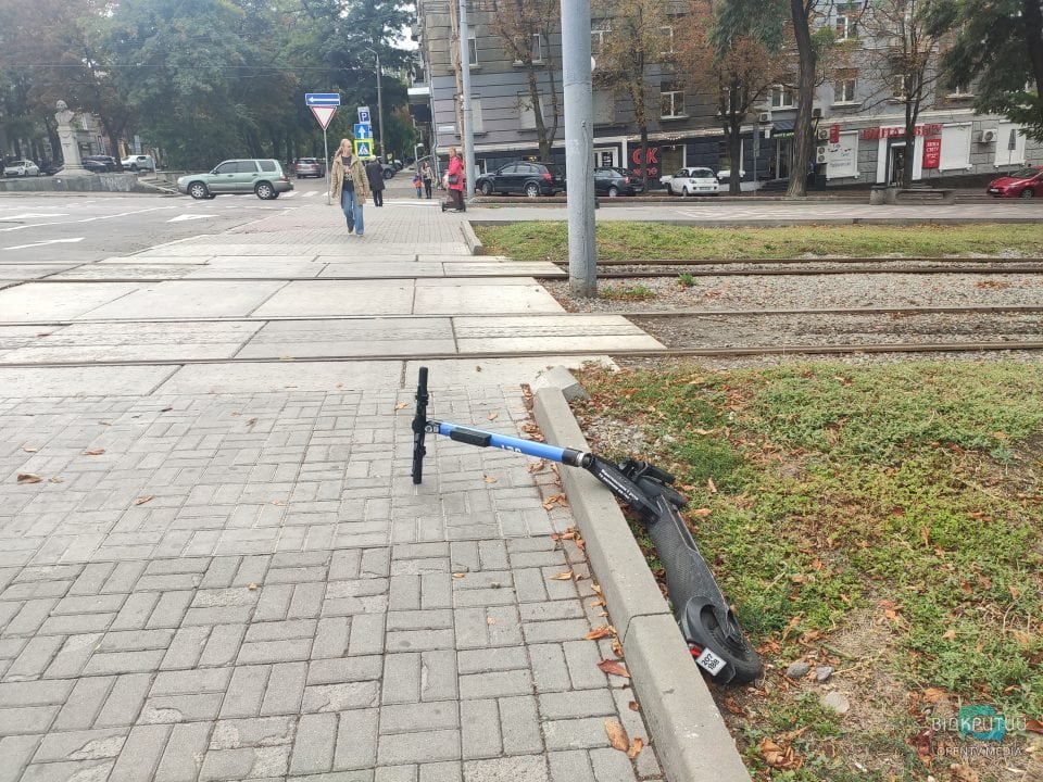 У центрі Дніпра хулігани зламали шерінговий електросамокат (Фото) - рис. 3