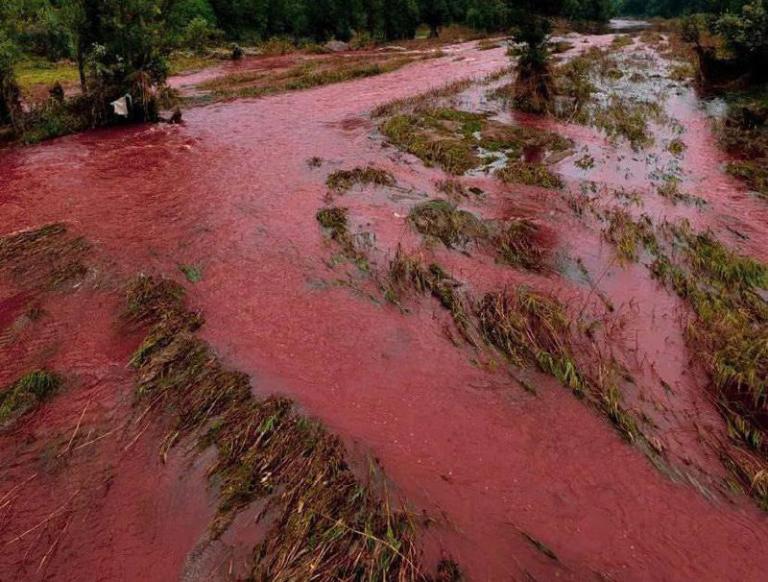 Небезпеки немає: міська влада Кривого Рогу пояснила, чому вода в Інгульці червоного кольору - рис. 2