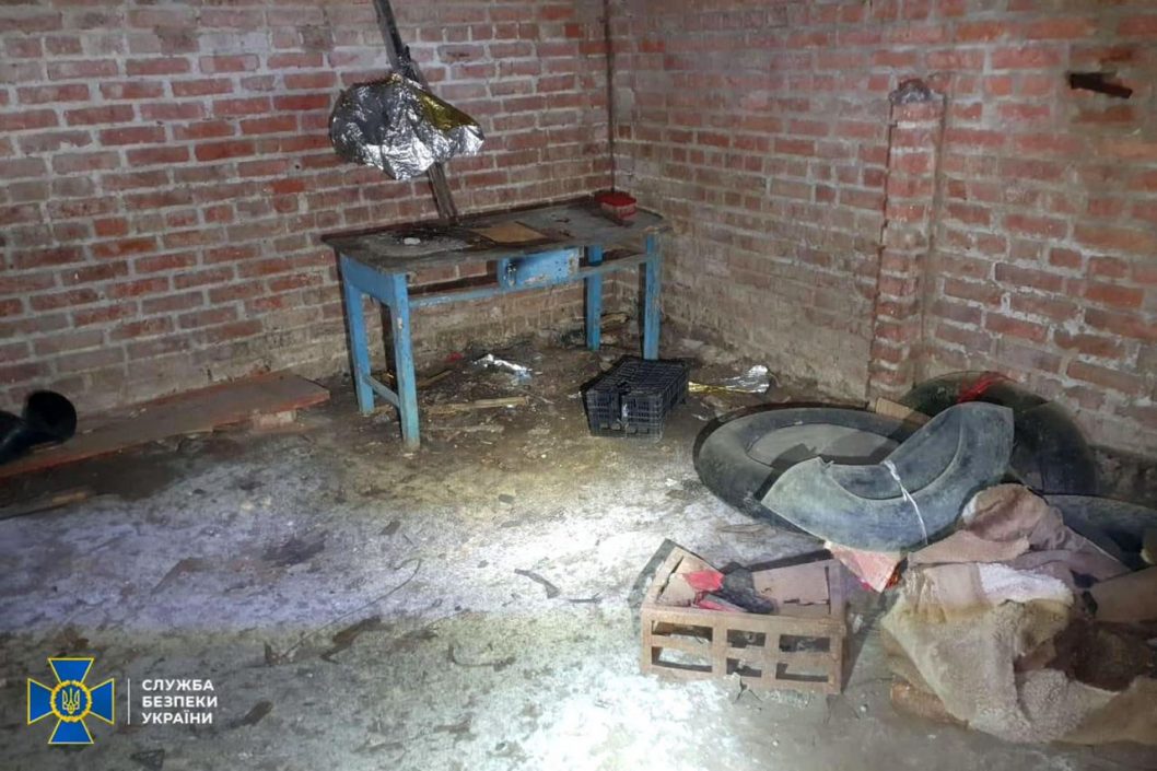 На освобожденной территории Харьковщины СБУ обнаружила еще одну пыточную камеру оккупантов (Фото) - рис. 2