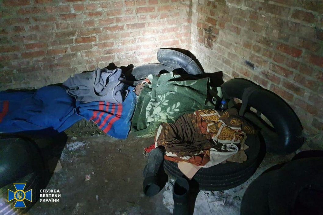 На освобожденной территории Харьковщины СБУ обнаружила еще одну пыточную камеру оккупантов (Фото) - рис. 4