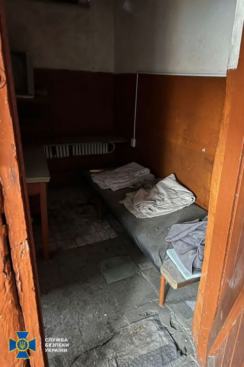 На освобожденной территории Харьковщины СБУ обнаружила еще одну пыточную камеру оккупантов (Фото) - рис. 7