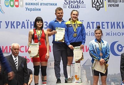 Юная криворожанка завоевала серебряную медаль на чемпионате Украины по тяжелой атлетике - рис. 1