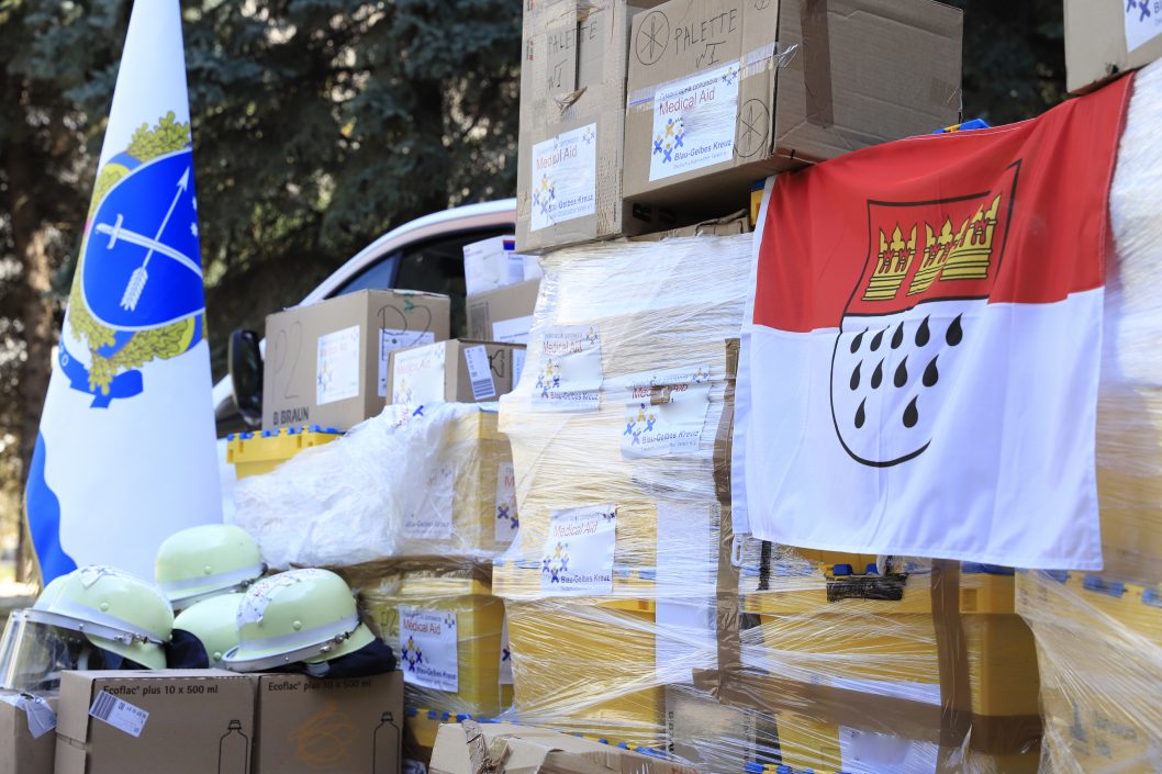 Микроавтобусы и современные лекарства: Кельн передал Днепру новую партию гуманитарной помощи - рис. 4