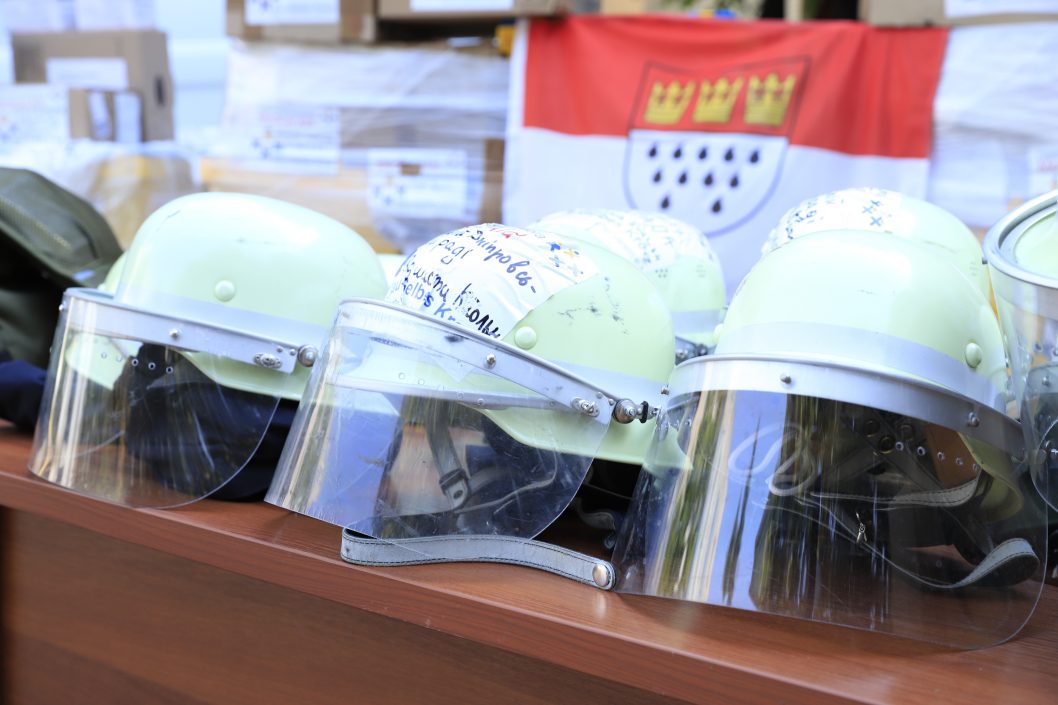 Микроавтобусы и современные лекарства: Кельн передал Днепру новую партию гуманитарной помощи - рис. 6