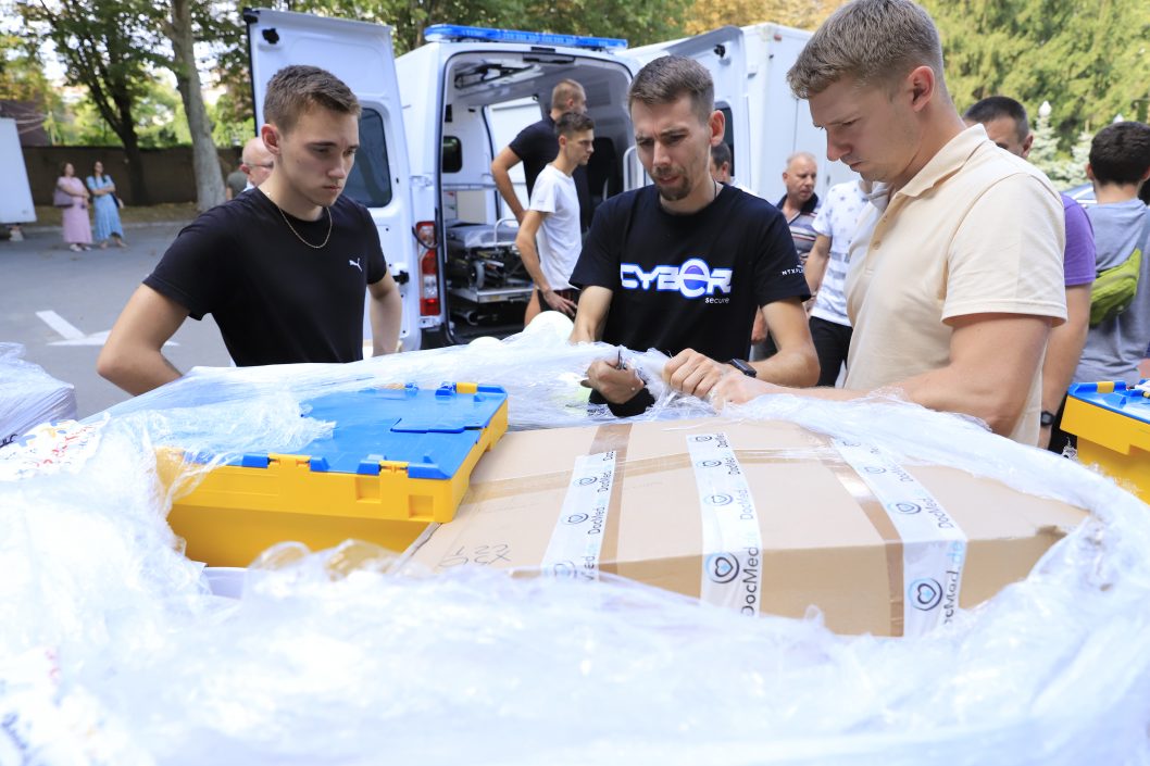 Микроавтобусы и современные лекарства: Кельн передал Днепру новую партию гуманитарной помощи - рис. 7