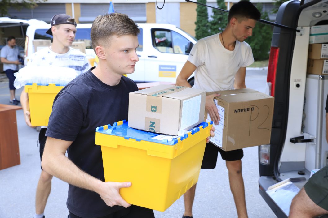 Микроавтобусы и современные лекарства: Кельн передал Днепру новую партию гуманитарной помощи - рис. 11