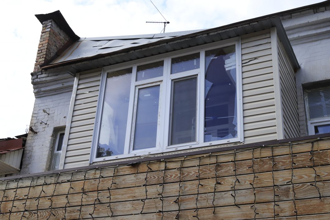 У Дніпрі допомагають містянам із відновленням дахів і вікон після ракетного удару - рис. 9