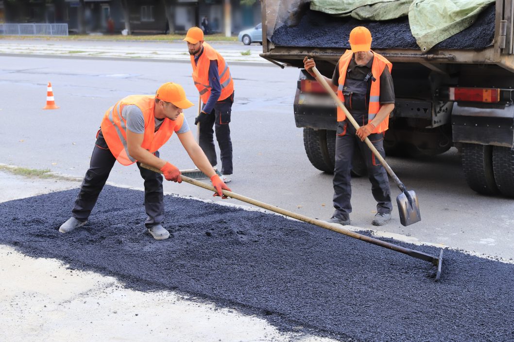 «Проблема сейчас по всей стране»: мэр Днепра рассказал, почему дороги не ремонтируются, как раньше - рис. 2