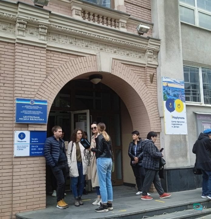 В Днепре переселенцы из Мариуполя провели митинг против проведения псевдореферендума в их городе (Фото) - рис. 3