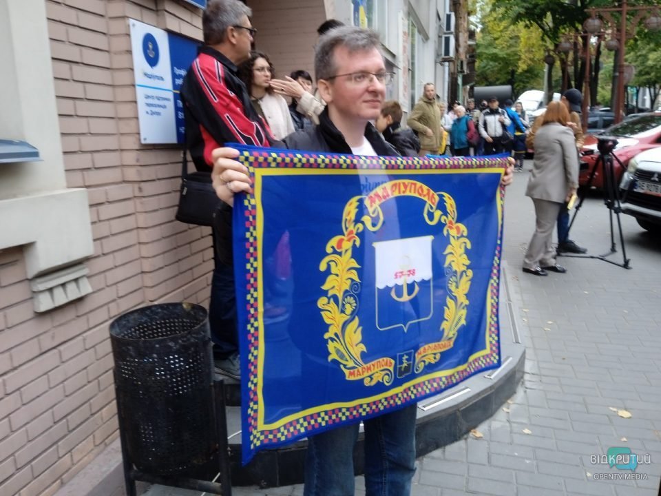 В Днепре переселенцы из Мариуполя провели митинг против проведения псевдореферендума в их городе (Фото) - рис. 6